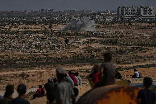 Israelische Luftangriffe gingen am Samstag weiter. - © Abdel Kareem Hana/AP/dpa
