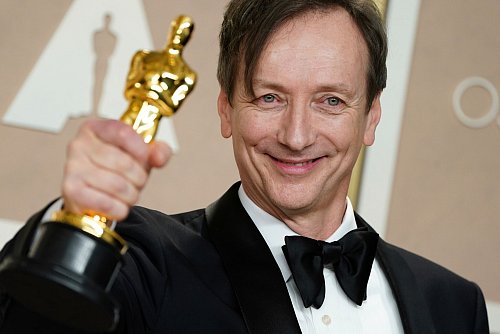 Komponist Volker Bertelmann könne seinen zweiten Oscar gewinnen. (Archivbild) - © Jordan Strauss/Invision/AP/dpa