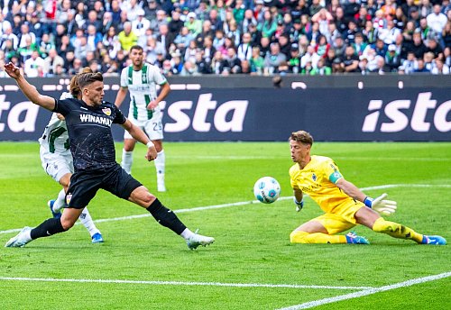 Trifft gleich doppelt für den VfB. Ermedin Demirovic - © David Inderlied/dpa