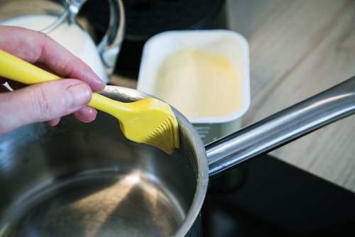 Schritt 1: Den oberen Rand des Kochtopfes mit Butter einstreichen. - © Christin Klose/dpa-tmn