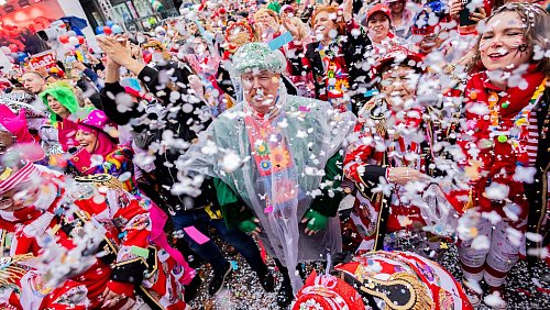 Schlechtes Wetter konnte die Karnevalisten in Köln beim Sessionsauftakt nicht erschüttern. - © Rolf Vennenbernd/dpa