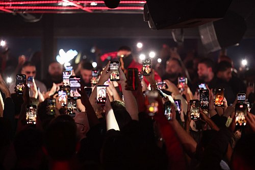 Viele Jugendliche feiern Haftbefehl. - © Hannes P. Albert/dpa