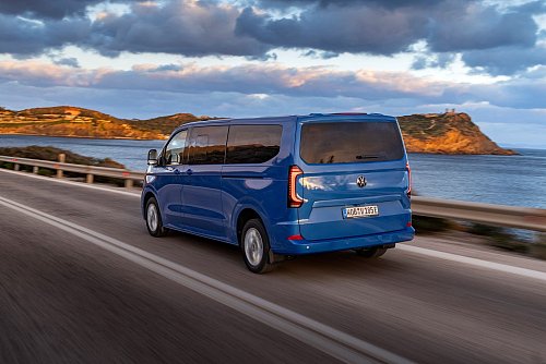 Schluckspecht: In die Kastenwagenversionen sollen bis zu neun Kubikmeter Ladung passen, für die «zivilen» Caravelle-Versionen nennt VW je nach Modell 1.239 bis 4.343 Liter. - © Ingo Barenschee/Volkswagen AG/dpa-tmn