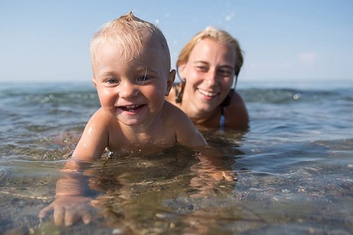 Wasserspaß mit den Kleinen: Reiseangebote für Familien werden immer maßgeschneiderter. - © Benjamin Nolte/dpa-tmn
