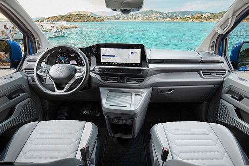 Moderner Kommandostand: Zu einem «normalen» Pkw-Cockpit gibt es kaum Unterschiede - das gilt auch für die Bildschirme. - © Volkswagen AG/dpa-tmn