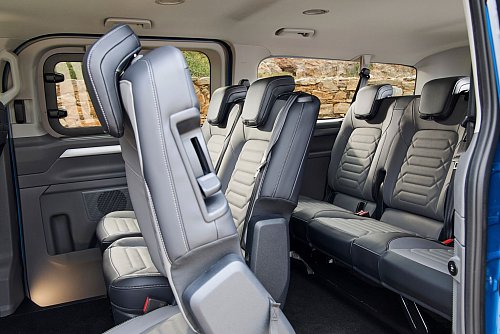 Bitte Platz nehmen: Bis zu 9 Personen finden Platz im neuen Transporter Caravelle. - © Volkswagen AG/dpa-tmn