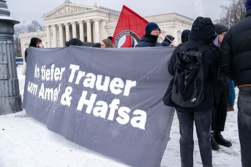 Transparent auf einer Demonstration gegen die Instrumentalisierung des Anschlags. - © Pia Bayer/dpa