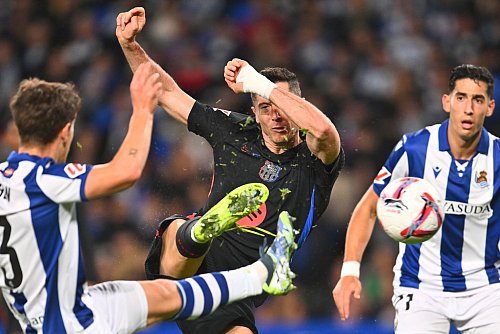 Der vermeintliche Führungstreffer von Robert Lewandowski zählte nicht. - © Miguel Oses/AP