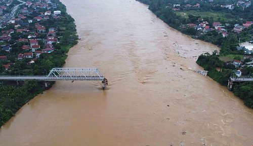 Nördlich von Hanoi stürzte am Montag eine vielbefahrene Brücke in den Roten Fluss - noch immer gibt es acht Vermisste. - © Bui Van Lanh/VNA/AP/dpa