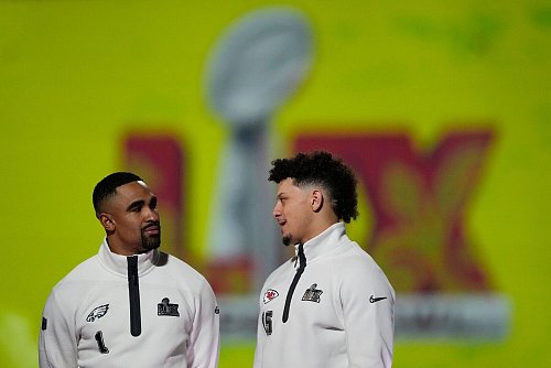 Standen sich bereits vor zwei Jahren in einem Super Bowl gegenüber: Jaylen Hurts (l) und Patrick Mahomes. - © Matt York/AP/dpa