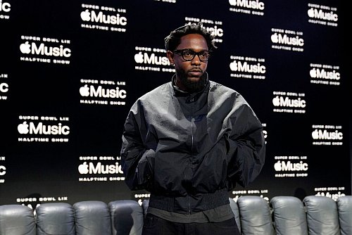 Kendrick Lamar sorgt für die Show in der Halbzeit. - © Matt York/AP/dpa