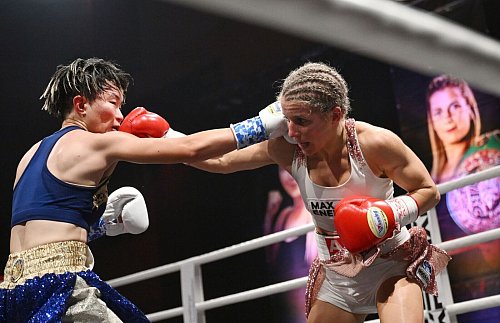 Im November gewann Tina Rupprecht (rechts) gegen Eri Matsuda aus Japan drei WM-Gürtel. - © Marijan Murat/dpa