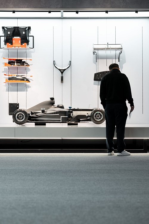 Einblicke in die Formel 1 mit Konstruktionsplänen und einem Windkanalmodell gewährt eine Ausstellung in Oberhausen. - © Fabian Strauch/dpa