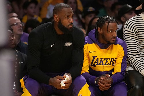 LeBron James und Bronny James wurden zusammen eingewechselt. - © Eric Thayer/AP/dpa