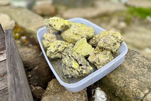 Vom Schwefel gelbe Steine werden am Vulkan Tangkuban Perahu als Souvenir zum Verkauf angeboten. - © Carola Frentzen/dpa-tmn