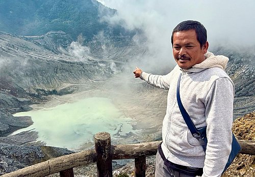 Der Souvenirverkäufer Hassan erklärt Touristen am Ratu-Krater die Besonderheiten der Caldera. - © Carola Frentzen/dpa-tmn