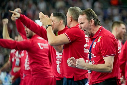 Dagur Sigurdsson (vorn) kann seinen zweiten großen Titel als Trainer gewinnen. - © Darko Bandic/AP/dpa
