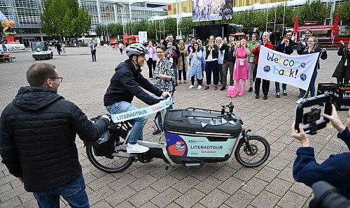 Freunde und Familie erwarteten Lennart Schaefer am Ziel. - © Arne Dedert/dpa