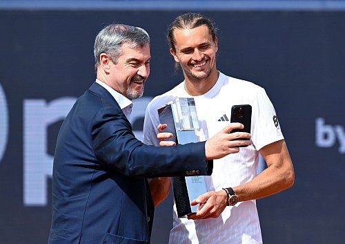Bayerns Ministerpräsident Markus Söder machte ein Selfie mit Turniersieger Alexander Zverev. - © Sven Hoppe/dpa