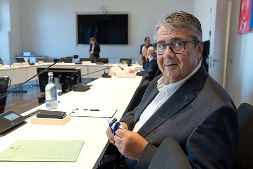 Auch Ex-Wirtschaftsminister Sigmar Gabriel sagte vor dem Untersuchungsausschuss zur Stiftung Klima- und Umweltschutz MV in Schwerin aus. - © Ulrich Perrey/dpa