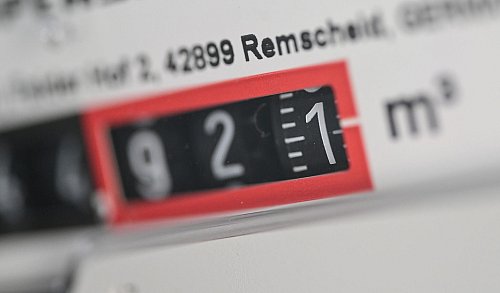 Die Preise haben auch mit der hohen Steuerlast zu tun (Archivbild) - © Bernd Weißbrod/dpa