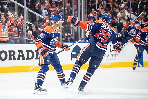 Leon Draisaitl feiert mit Edmontons Siegtorschütze Darnell Nurse. - © JASON FRANSON/The Canadian Press/AP/dpa