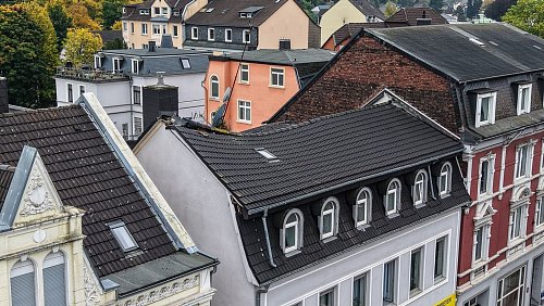 Blick auf ein teilweise eingestürztes Hausdach in Gevelsberg (Luftaufnahme mit einer Drohne). - © Alex Talash/dpa