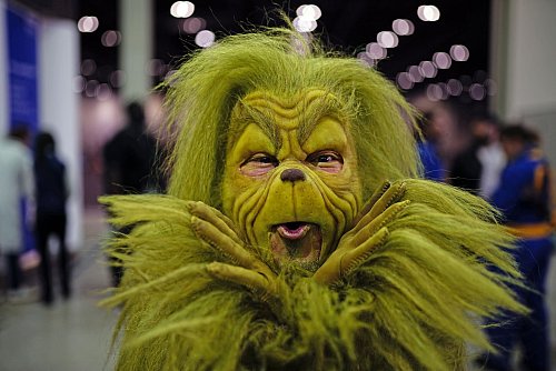 Er hasst Weihnachten - doch der Grinch ist untrennbar mit dem Fest verbunden. (Archivbild) - © Aaron Chown/PA Wire/dpa