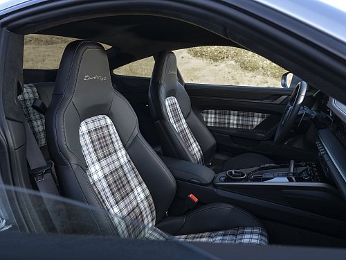 Trägt innen Karomuster der 70er Jahre: das Jubiläumsmodell des 911 Turbo von Porsche. - © Porsche AG/dpa-tmn