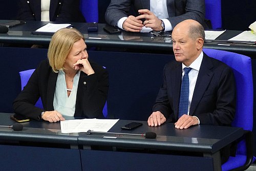 Kanzler Scholz und Innenministerin Faeser wollen illegale Einreisen erschweren. (Archivbild) - © Kay Nietfeld/dpa