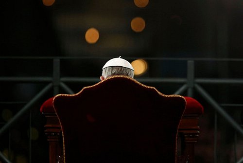 Der Nachfolger von Franziskus wird der 267. Pontifex sein. (Archivbild) - © Andrew Medichini/AP/dpa