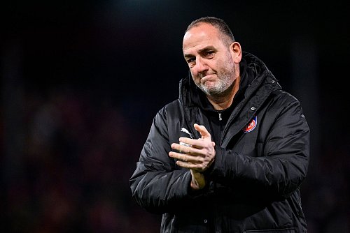 Trainer Frank Schmidt kämpft in der Fußball-Bundesliga mit Heidenheim um den Klassenerhalt. - © Tom Weller/dpa