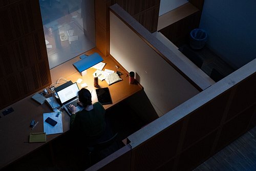 58 Prozent fühlen sich durch Schule, Studium oder den Beruf gestresst. (Symbolbild) - © Sebastian Kahnert/dpa