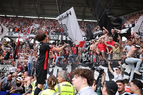 Frankfurter Ekstase: Arthur Theate bejubelt mit den Fans den Champions-League-Einzug. - © Philipp von Ditfurth/dpa
