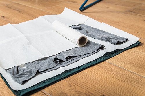 Schritt 2: Das nasse Shirt darauf ausbreiten und eine weitere Schicht Küchenpapier auslegen. - © Christin Klose/dpa-tmn