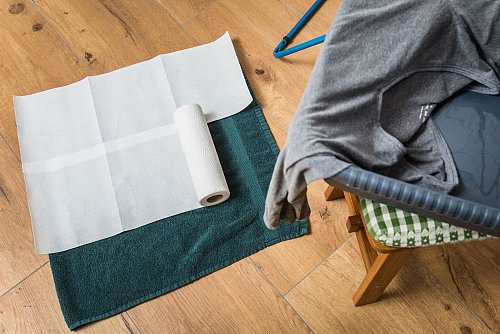 Schritt 1: Ein Handtuch auf dem Boden ausbreiten und darauf eine Schicht Küchenpapier auslegen. - © Christin Klose/dpa-tmn