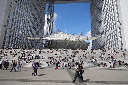 Das hochverschuldete Frankreich braucht einen Sparhaushalt. - © Michel Euler/AP/dpa