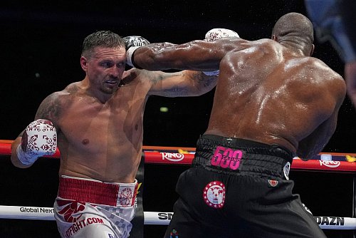 Usyk (l.) gewann den Kampf in der fünften Runde durch K.-o. - © Frank Augstein/AP/dpa