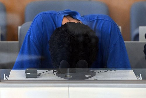 Der Angeklagte verfolgte den Prozess gegen ihn am ersten Verhandlungstag mit gesenktem Kopf. - © Federico Gambarini/dpa
