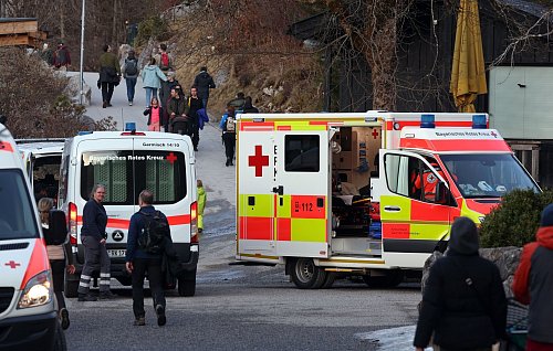 Vier Menschen wurden ins Krankenhaus gebracht. - © Karl-Josef Hildenbrand/dpa