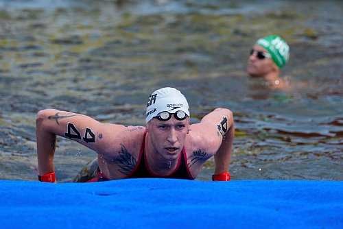 Die Rennen im Freiwasser haben Florian Wellbrock alles abverlangt. - © Vincent Thian/AP/dpa