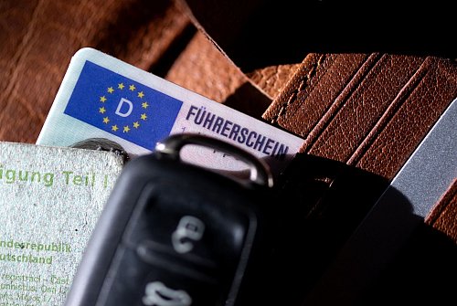Der Erwerb des Führerscheins kann viel Nerven kosten - und viel Geld. - © Sven Hoppe/dpa