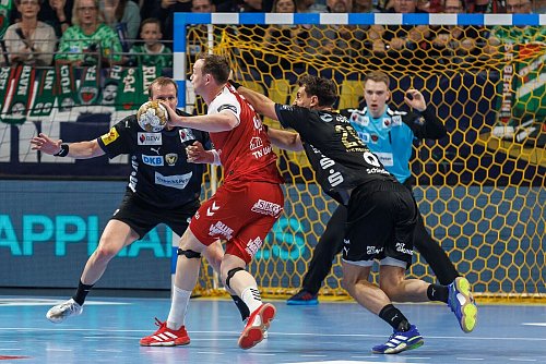 Berlins Lukas Herburger versucht Aalborg-Star Sander Sagosen zu stoppen - © Andreas Gora/dpa