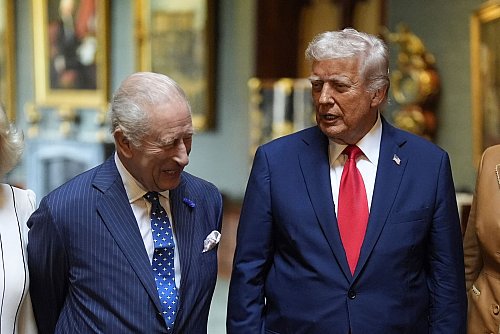 Trump (r.) ist eine enge Beziehung zum britischen König wichtig. - © Aaron Chown/PA Pool/AP/dpa