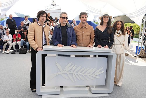 Das Filmteam von «The Secret Agent» in Cannes. - © Natacha Pisarenko/Invision/AP/dpa