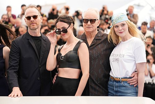 Das Filmteam von «Sentimental Value» in Cannes. - © Scott A Garfitt/Invision via AP/dpa