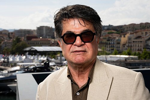 Jafar Panahi reiste nach langer Zeit wieder persönlich zu einem Festival. - © Scott A Garfitt/Invision/AP/dpa