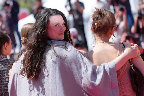 Mascha Schilinski bei der Premiere ihres Films in Cannes. - © Lewis Joly/Invision via AP/dpa