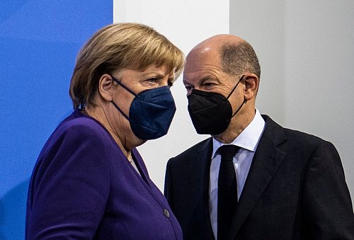 Merkel rechtfertigt ihren Kurs mit staatlichen Kontaktbeschränkungen und Alltagsauflagen. - © John Macdougall/AFP-Pool/dpa