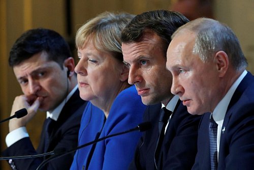 Ausdrücklich spricht sich Merkel für diplomatische Initiativen für ein Ende des russischen Angriffskrieges auf die Ukraine aus. - © Charles Platiau/Reuters Pool/AP/dpa